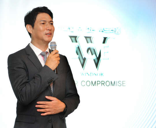 18일 서울 소공동 웨스틴 조선호텔에서 열린 '윈저 W ICE' 런칭 행사에서 조길수 디아지오코리아 대표가 35도 신제품을 소개하고 있다. 사진= 디아지오코리아 제공